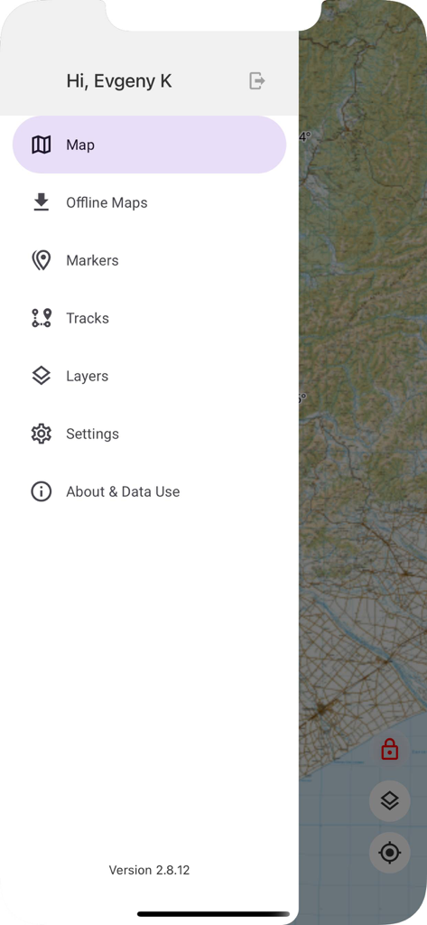 Menú lateral de la aplicación TrailTreks con funciones de navegación y fondo de mapa topográfico