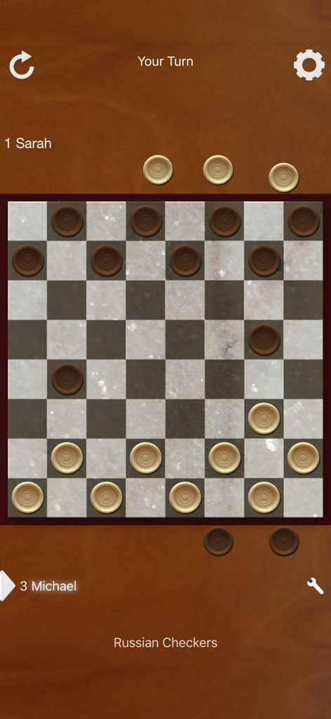 Checkers 64 - 플레이어 사라와 마이클 사이에서 대리석 질감의 보드 위로 진행 중인 러시아식 체커 게임