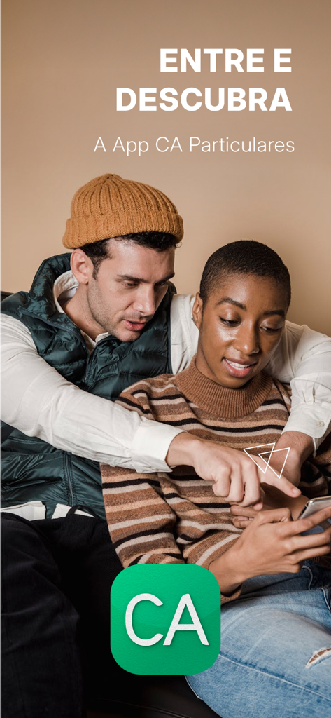 CA Mobile - Um casal olhando para a aplicação bancária CA Mobile num smartphone