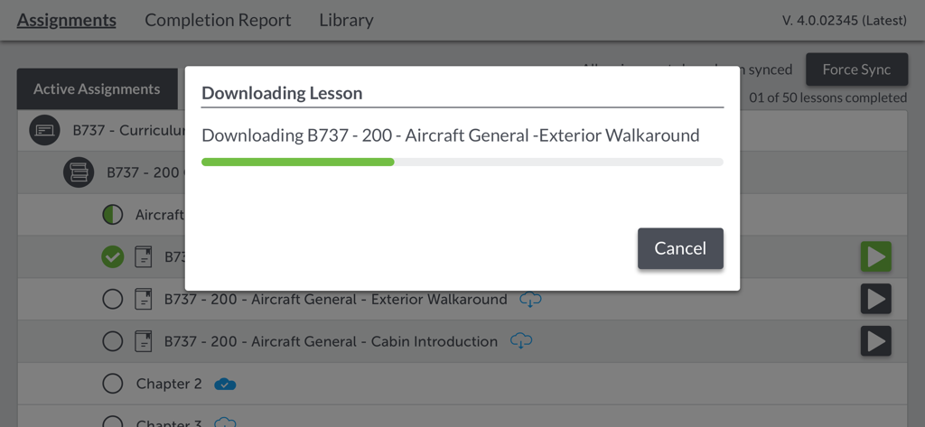 Captura de pantalla de la aplicación CPaT Mobile 4 descargando una lección de capacitación de aeronaves B737 para uso sin conexión.