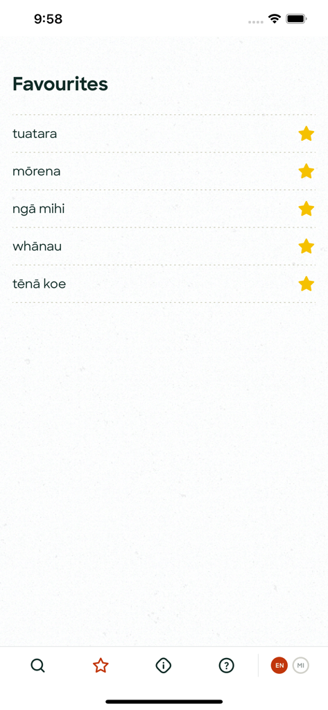La pantalla de favoritos de la aplicación Te Aka Maori Dictionary muestra una lista de palabras maoríes guardadas con iconos de estrella dorada