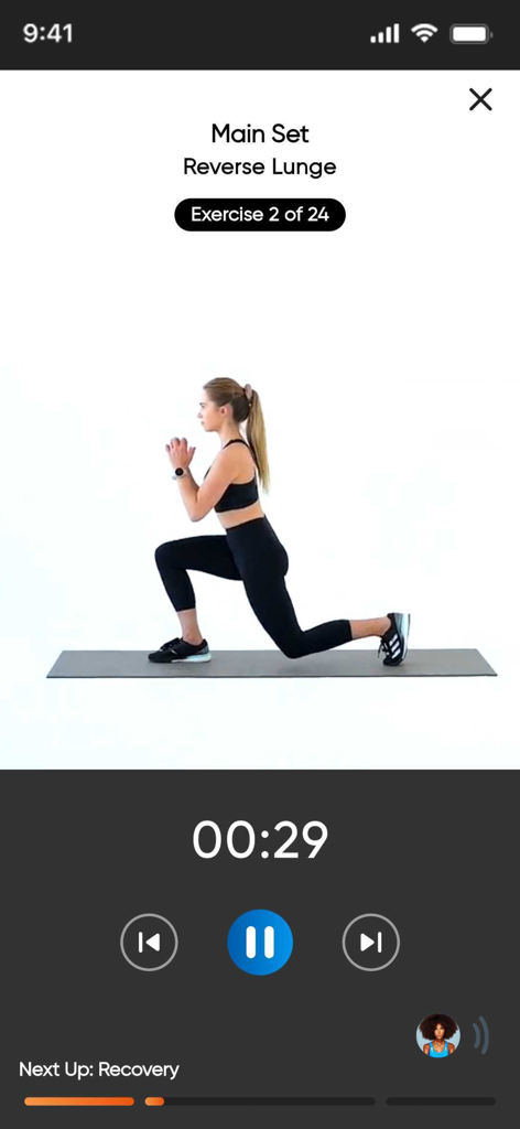 Planet Fitness Playアプリのワークアウトチュートリアルでリバースランジを行う女性。
