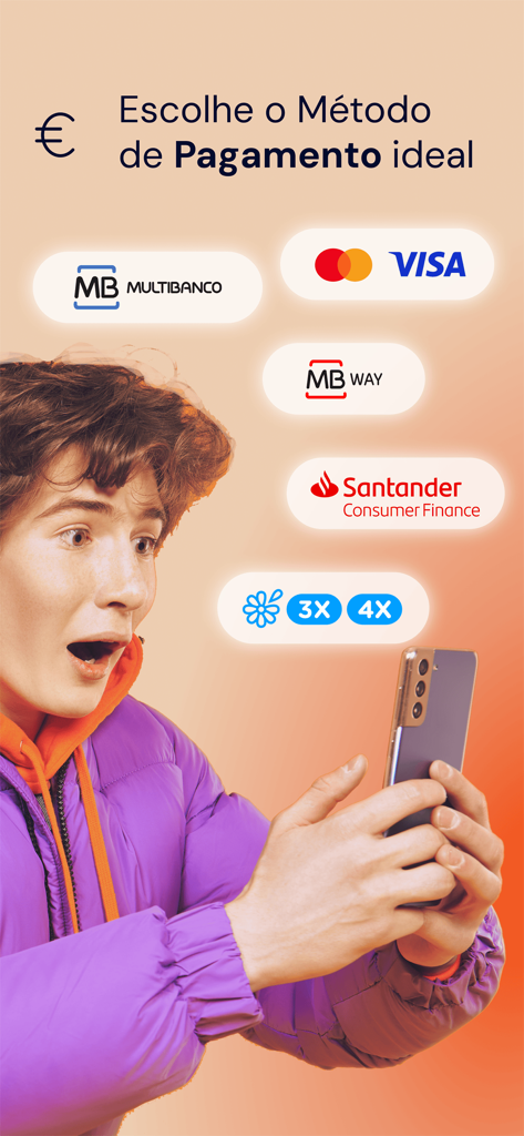 Kuantokusta - Una persona mirando una pantalla de smartphone que muestra varias opciones de pago, incluidas tarjetas de crédito y planes de pago a plazos