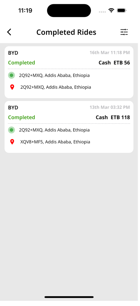 Interface do aplicativo móvel mostrando uma lista de corridas concluídas com detalhes da viagem e tarifas