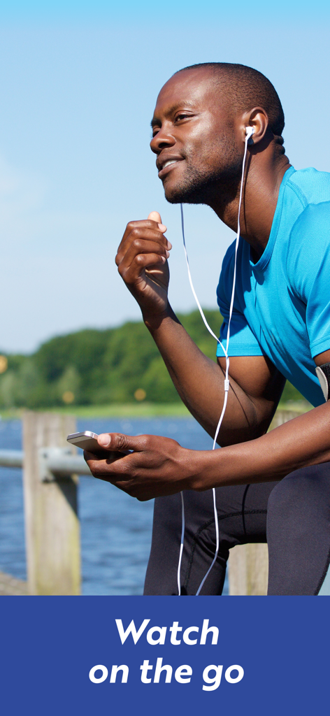 PESI - 이동 중에 시청 텍스트와 함께 야외에 앉아 귀에 이어폰을 끼고 스마트폰을 들고 있는 남성