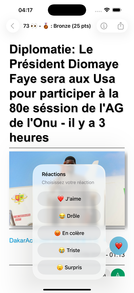 Articolo di notizie nell'app Actu Senegal che mostra un menu interattivo di reazioni emoji su una storia riguardante il Presidente
