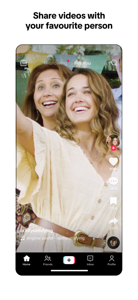 TikTok - Videos, Shop & LIVE - Interfaz de la aplicación móvil TikTok que muestra un vídeo de dos mujeres sonriendo con el texto Comparte vídeos con tu persona favorita