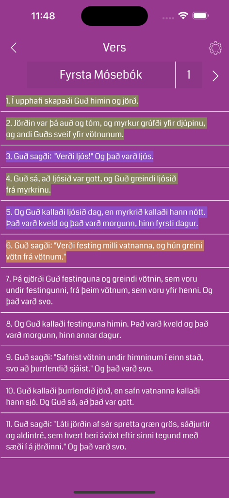 보라색 배경에 다양한 색상의 하이라이트가 있는 창세기 1장 구절을 표시하는 아이슬란드어 성경 앱의 스크린샷.
