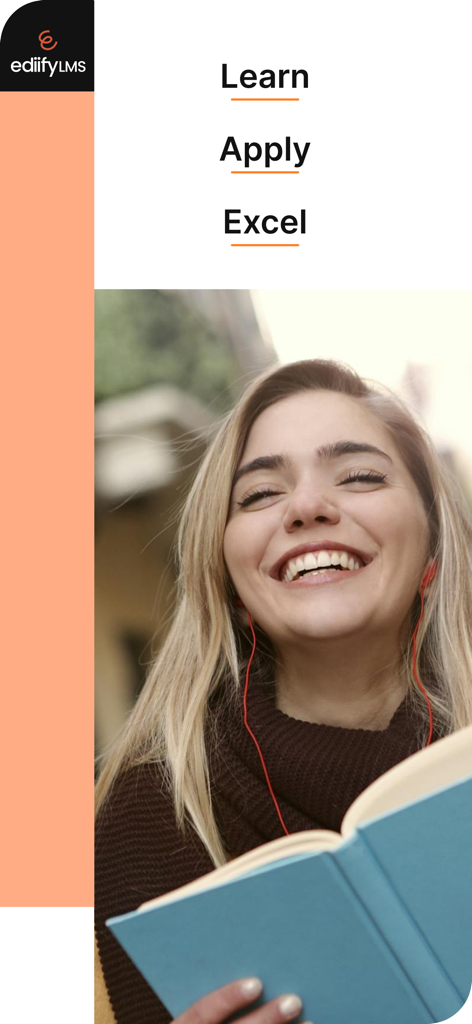 Ediify LMS - 笑顔の学生がヘッドホンをつけ、Ediify LMSアプリ画面に「学び、応用し、成功する」という文字とともに本を持っている