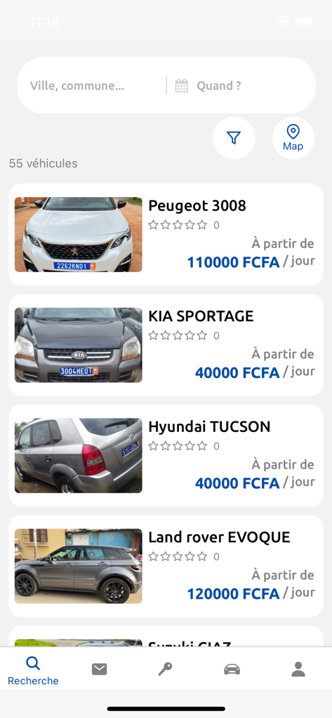 Interfaccia dell'app mobile che visualizza un elenco di auto a noleggio disponibili con prezzi giornalieri in FCFA