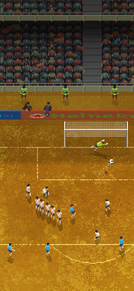 Football Boss: Be The Manager - Partido de fútbol de estilo pixelado de la vieja escuela en Football Boss, mostrando a un jugador lanzando un tiro libre contra un portero que se lanza.