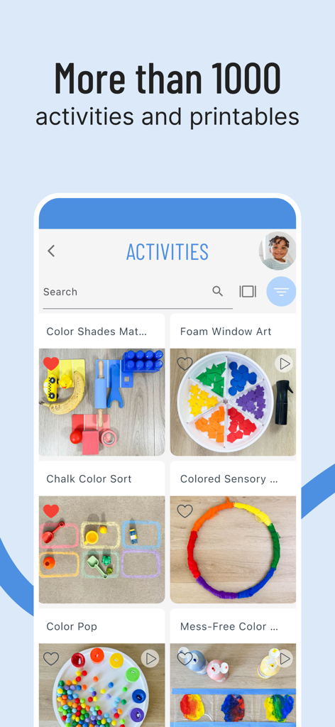 Bildschirm der Inspired Minds App, der eine durchsuchbare Liste von über 1000 Kinderaktivitäten und druckbaren Materialien anzeigt.