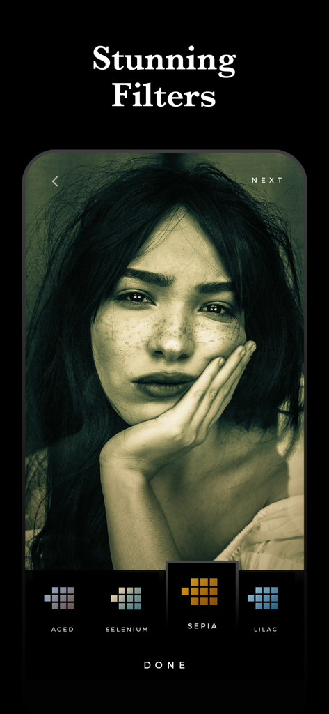 Carbon - B&W Filters & Effects - Carbon-Fotoeditor-Oberfläche mit einem Sepia-Filter, der auf ein Porträt einer Frau angewendet wurde.