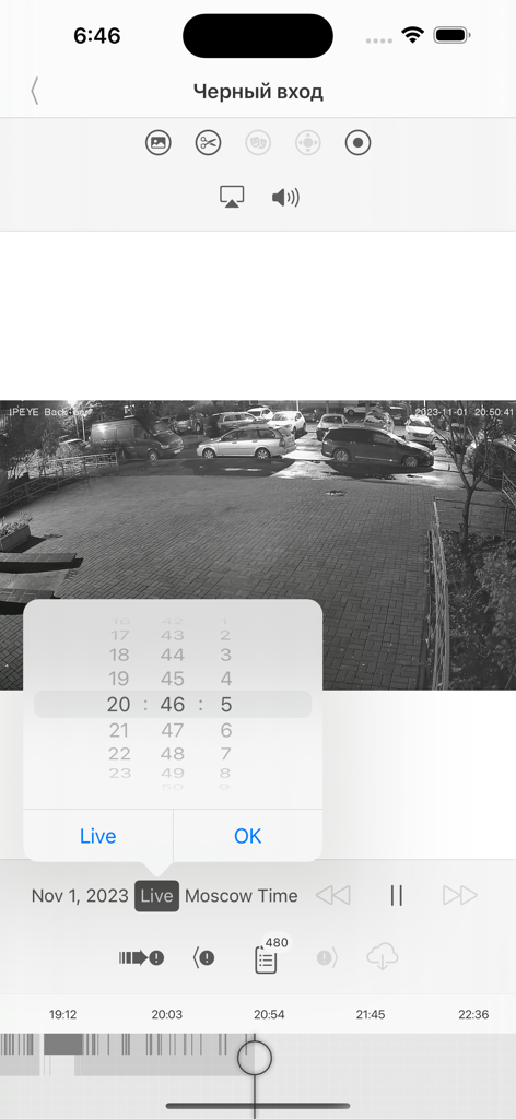 IPEYE CCTV - IPEYE CCTV 모바일 인터페이스에 재생 및 시간 선택 도구가 있는 주차장 영역의 녹화된 보안 영상이 표시됨