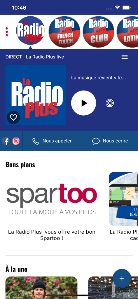 Pantalla principal de la aplicación móvil La Radio Plus con el reproductor de radio en vivo y secciones de noticias locales francesas.