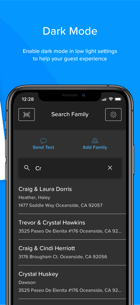Check-In App - Interfaz de la App de Check-In que muestra los resultados de búsqueda de familias en modo oscuro.