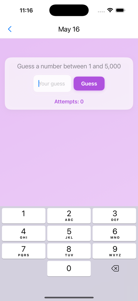 Una pantalla de juego móvil simple con una indicación para adivinar un número entre uno y cinco mil y un botón morado para adivinar.