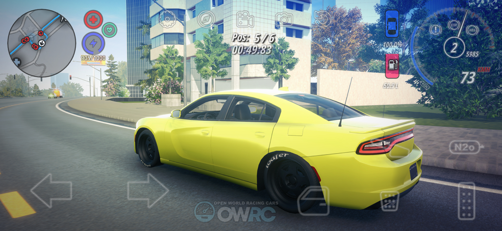 Un coche musculoso amarillo conduciendo por una calle de la ciudad en OWRC Open World Racing Cars