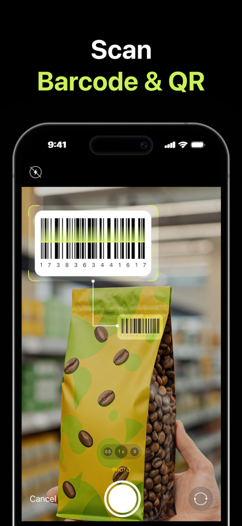 Barcode & QR Code: Scanner App - Una persona usando la aplicación Barcode and QR Code Scanner para escanear un código de barras en una bolsa de café en un entorno minorista.