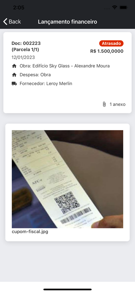 Obra Prima App - Mobile screen of the Obra Prima app displaying a construction project expense record with an attached photo of a receipt.
