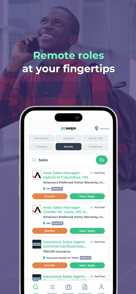 원격 영업 직무 목록과 검색 필터를 표시하는 JobSwipe 모바일 앱 화면