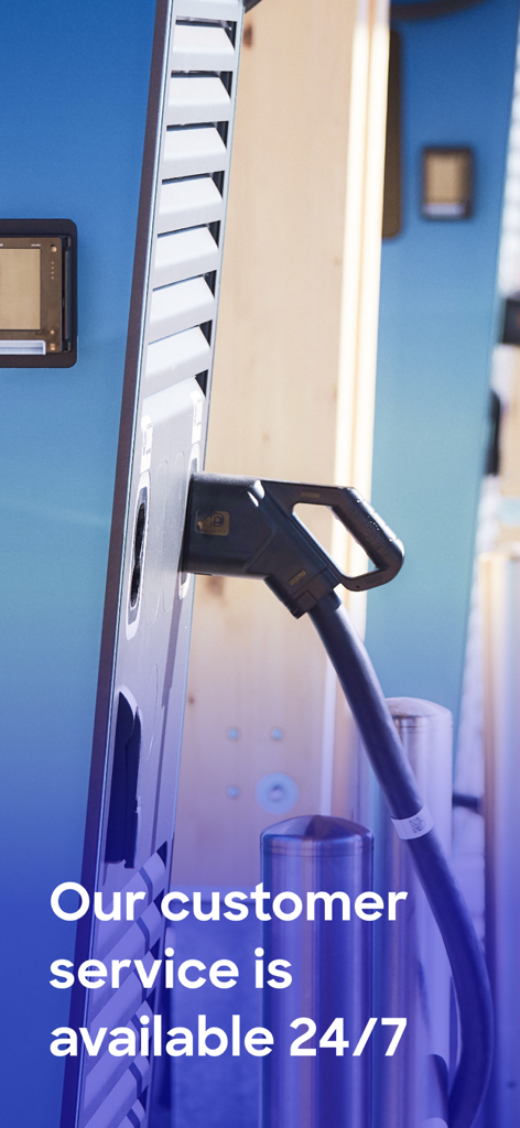 Bocal de carregamento de VE ligado a uma estação com texto a destacar a disponibilidade de serviço de apoio ao cliente 24/7