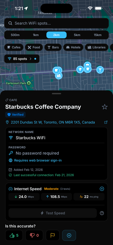 WiFi Finder - Password Map - Interfaz de la aplicación WiFi Finder que muestra un mapa interactivo con puntos de acceso e información detallada de conexión para una cafetería Starbucks