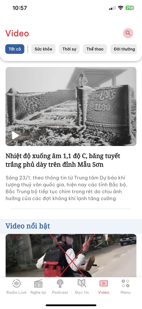 VOH Radio Online - Vietnamese news video interface in VOH Radio Online app showing a weather report