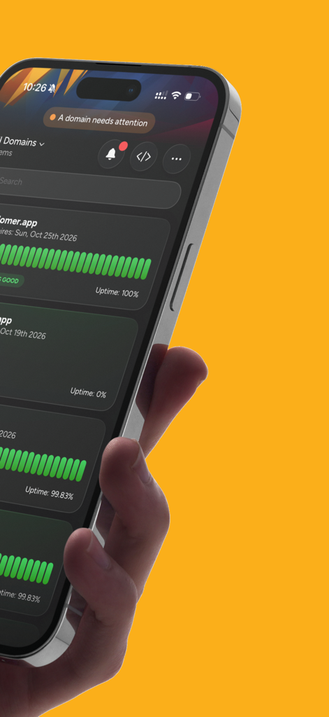 Plomer: Website Monitoring - Pantalla de iPhone que muestra el panel de la aplicación Plomer con gráficos de monitorización de tiempo de actividad de dominios y alertas de estado.