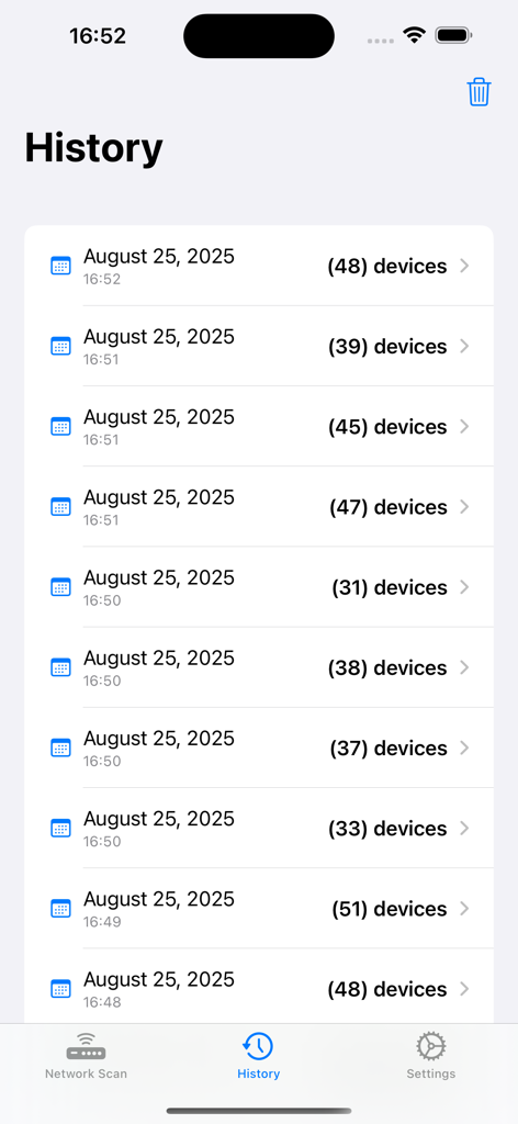 WiFi Guardian – Stop Intruders - 앱 화면이 날짜와 연결된 기기 수가 포함된 네트워크 스캔 기록 목록을 보여줍니다.