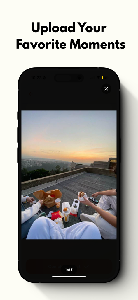 Pantalla de teléfono inteligente que muestra la interfaz de la aplicación JourneyKeep con una foto de un picnic al atardecer en la azotea y el encabezado Sube tus momentos favoritos.