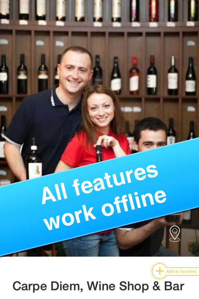 Trois personnes sourient devant des bouteilles de vin dans un magasin de Kichinev, avec une banderole indiquant que toutes les fonctionnalités de l'application fonctionnent hors ligne.