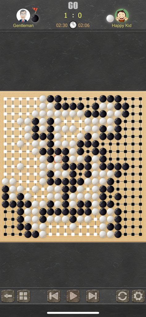 Go Game - 2 Players - Tela de jogo do Go Game mostrando um tabuleiro 19x19 com pedras pretas e brancas e avatares de jogadores