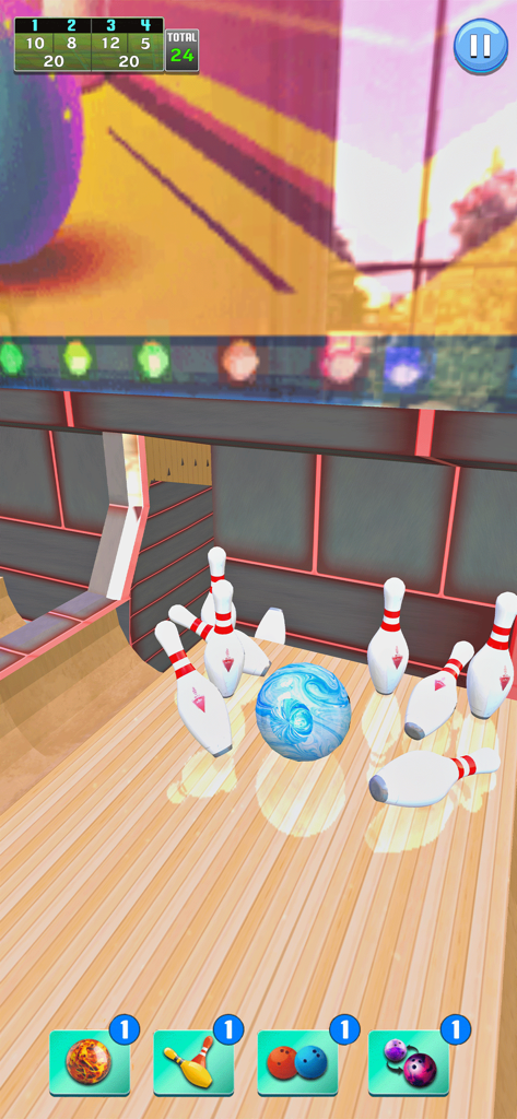Una bola de bolos de mármol azul golpeando bolos en una arena de bolos 3D moderna con iconos de potenciadores visibles y un marcador.