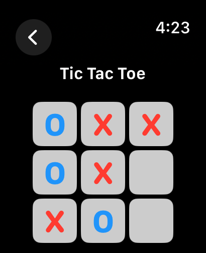 회색 그리드에 파란색 O와 빨간색 X 기호가 있는 Apple Watch 화면의 틱택토 미니게임 인터페이스