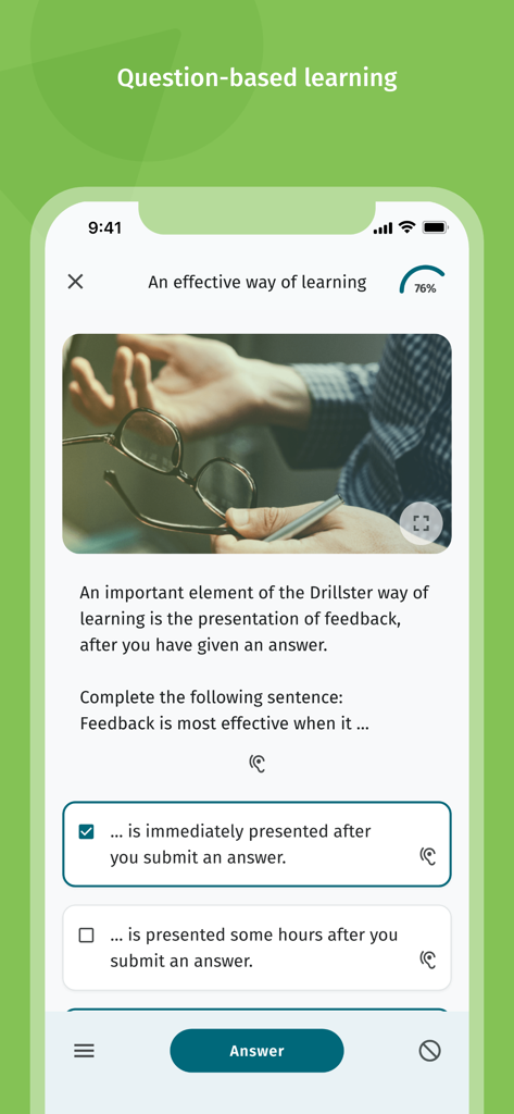 Drillster - Mobiler Bildschirm der Drillster-App mit einer fragebasierten Lerneinheit mit Multiple-Choice-Optionen und einem Kompetenz-Tracker.