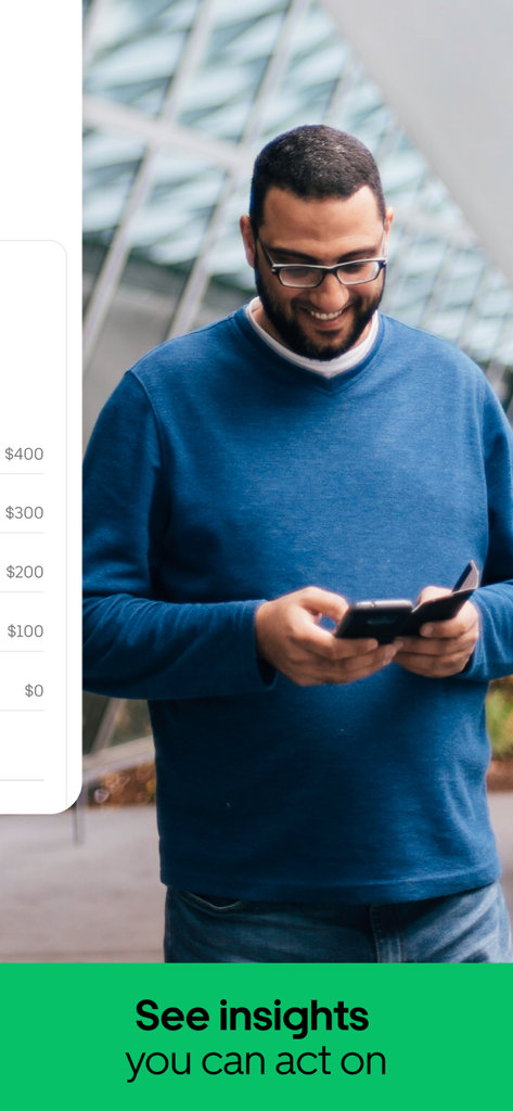 Uber Eats Manager - Un gerente de restaurante utilizando la aplicación Uber Eats Manager para ver información de negocios procesable en su smartphone