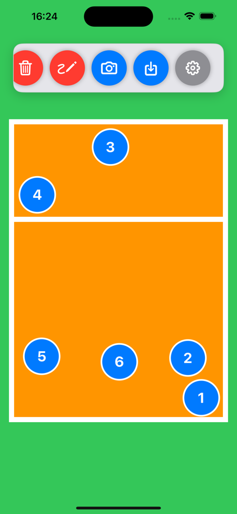 Tablero táctico digital de voleibol que muestra posiciones de jugadores numeradas en una cancha naranja
