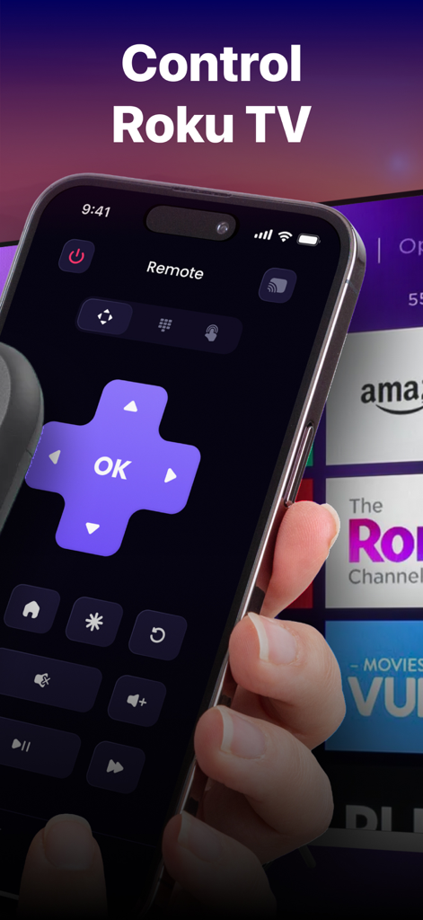 Una mano che tiene un iPhone che visualizza un'interfaccia di telecomando digitale per Roku TV con pulsanti di navigazione.