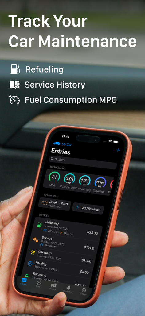 Car Maintenance Tracker - MPG - Mão segurando um iPhone exibindo o aplicativo Car Maintenance Tracker com registros de despesas de reabastecimento e serviço.