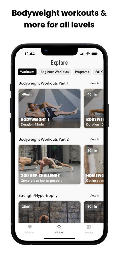 Smartphone-Bildschirm mit der LeoMoves App-Explore-Seite mit verschiedenen Körpergewichts-Workout-Programmen und Herausforderungen