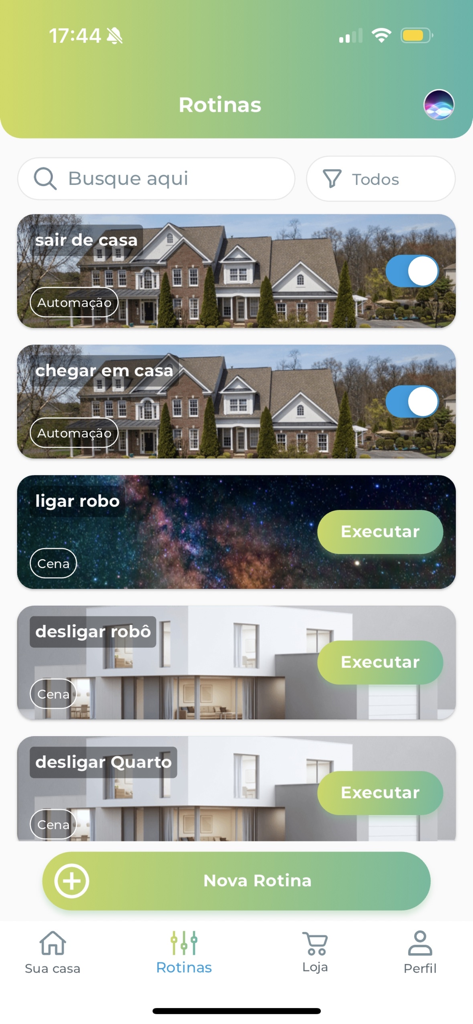 Pantalla de smartphone que muestra rutinas y escenas personalizables de automatización del hogar inteligente en la aplicación Positivo Casa Inteligente.