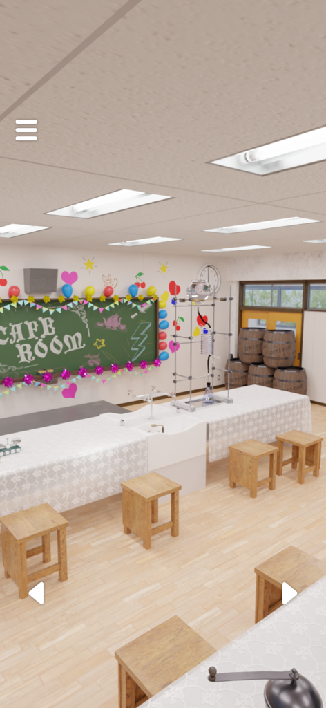 文化祭の脱出ゲームのために、木製のスツールとコーヒー樽で装飾された日本の学校の教室の内部ビュー。