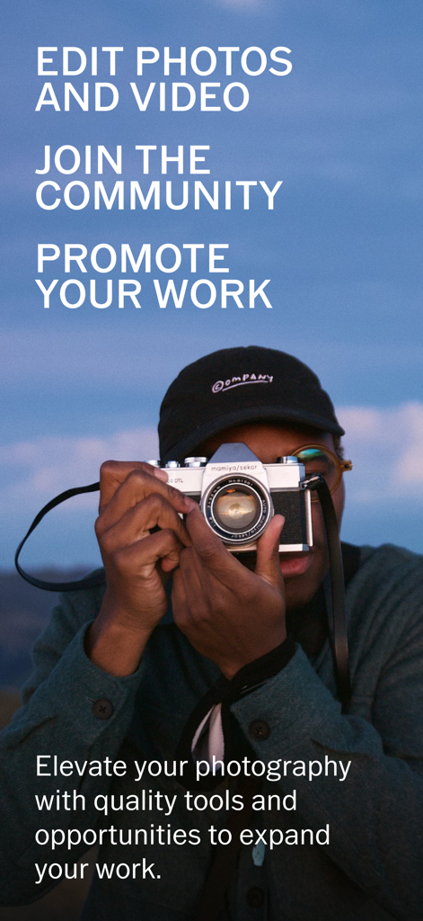 Un photographe utilisant un appareil photo vintage fait la promotion des outils et de la communauté VSCO pour le montage photo et vidéo.