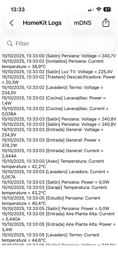 HAA Home for HomeKit & Matter - Der Bildschirm HomeKit Logs in der HAA Home App zeigt Echtzeitdaten für Spannung, Leistung und Temperatur von Smart-Home-Geräten an.