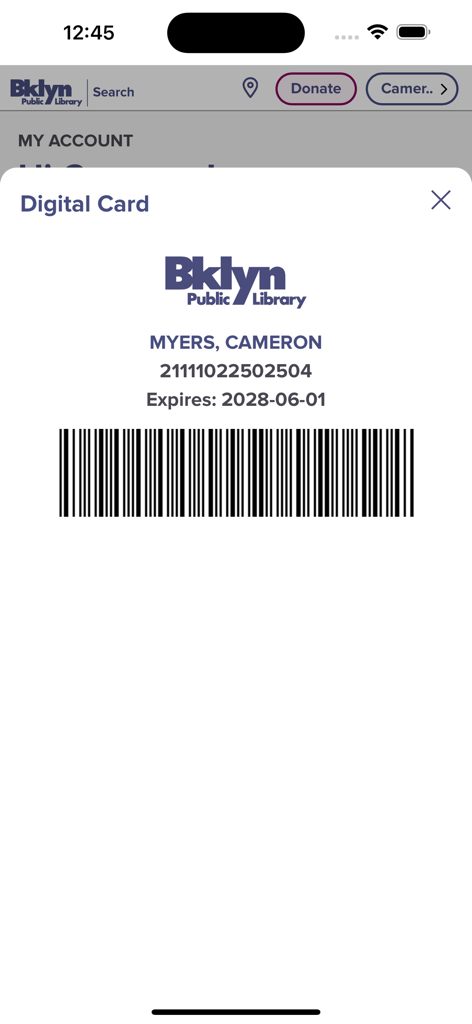 BKLYN Library - Carné de biblioteca digital que muestra un código de barras y una fecha de vencimiento en la aplicación de la Biblioteca Pública de Brooklyn.