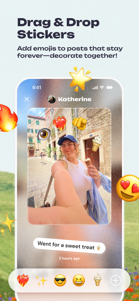 Glimpse: BFF & Couples Widget - Interfaccia dell'app Glimpse che mostra una foto dell'utente decorata con vari adesivi emoji e una barra di selezione adesivi in basso
