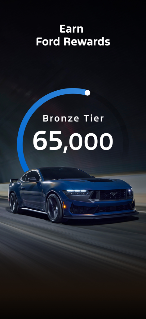 Un Ford Mustang azul conduciendo de noche con una superposición que muestra 65,000 puntos Ford Rewards y el estatus del Nivel Bronce.