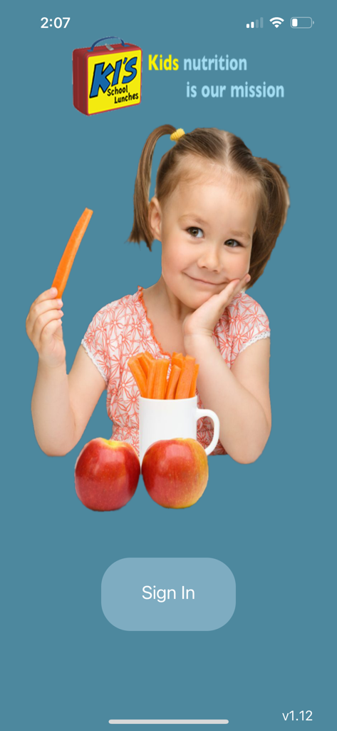 Ecrã de login da aplicação Kis School Lunches com uma rapariga e lanches saudáveis como cenouras e maçãs
