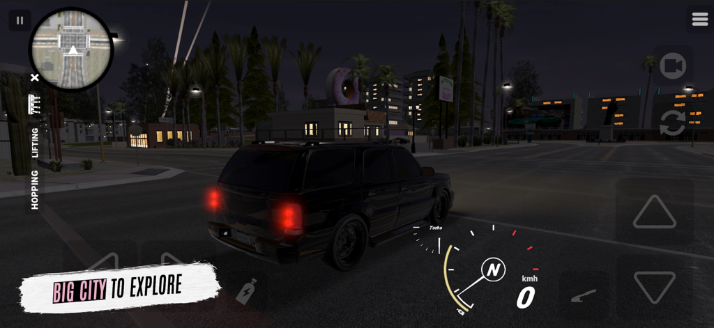 Um SUV preto cruzando uma cidade urbana à noite no jogo Lowriders Comeback Boulevard